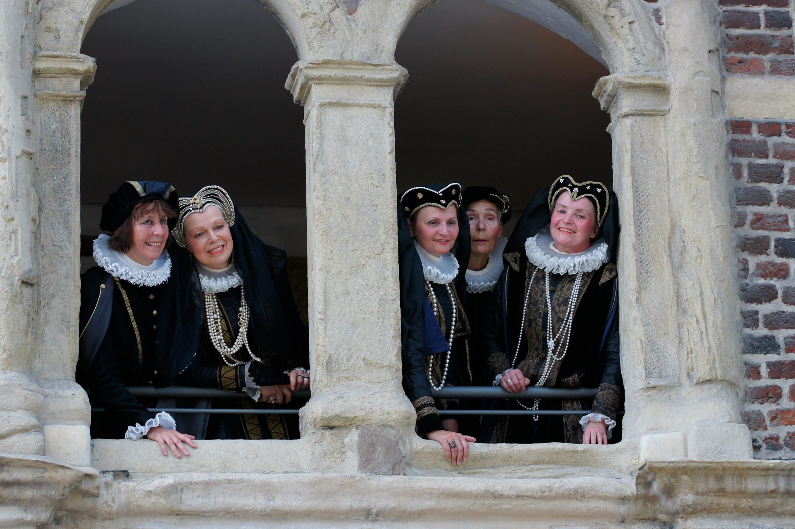 Bild der Tänzer im Fensterrahmen im Renaissance Stil