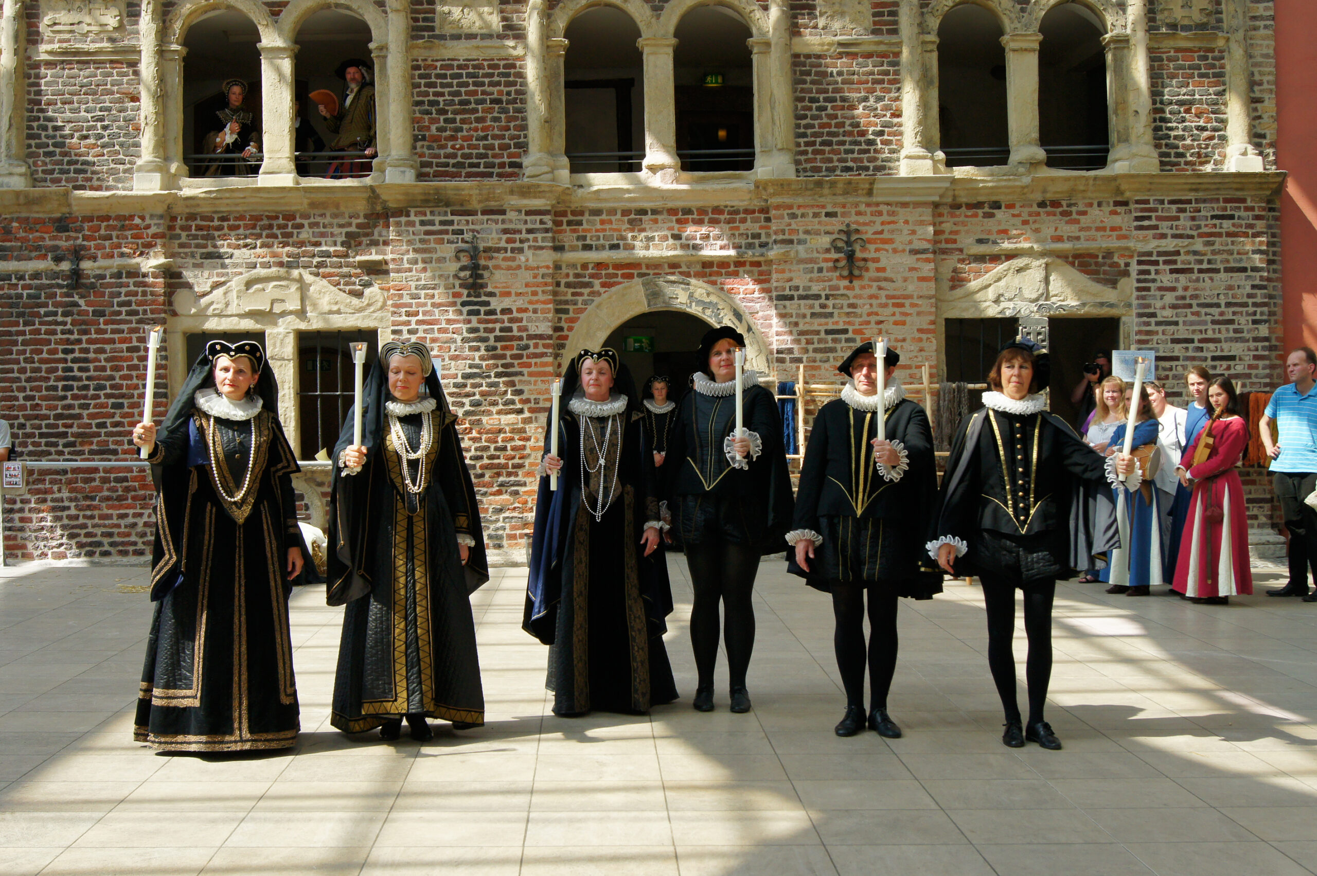 Gruppenbild der Tänzer im Foyer