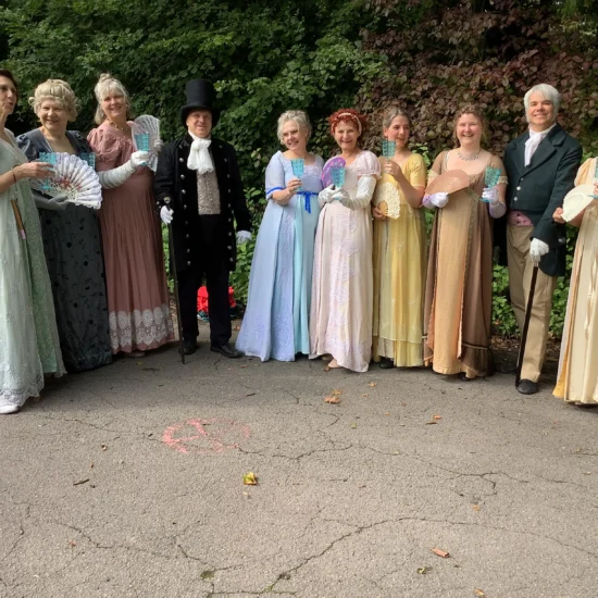 Gruppenbild der Tänzer in Kostümen