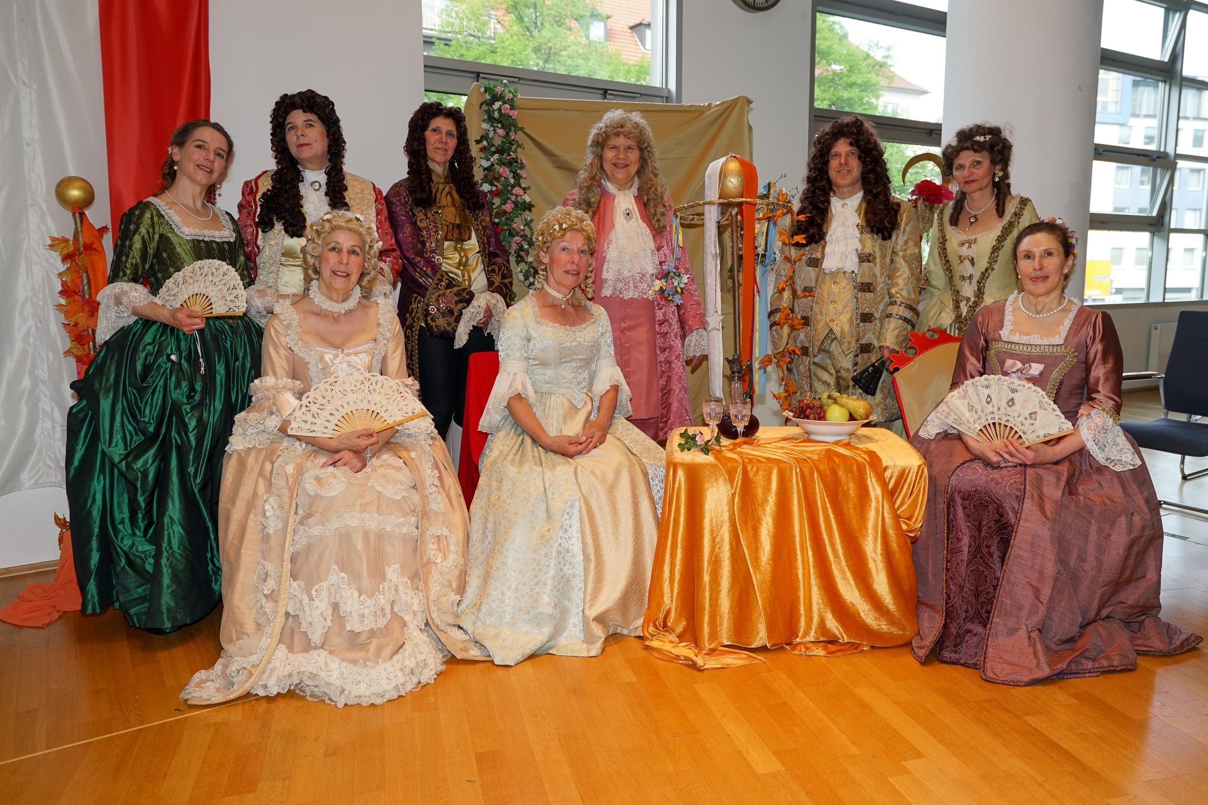 Gruppenbild der Tänzer im Barock Kostüm