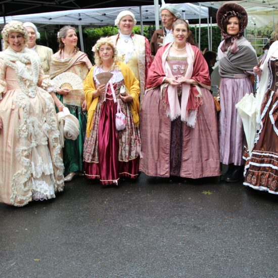 Gruppenbild der Tänzerinnen und Tänzer in ihren klassischen Kostümen
